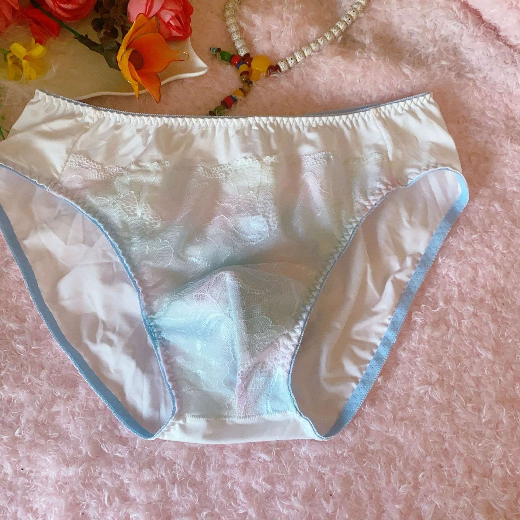 ملخصات رجل الدانتيل الأزرق #1