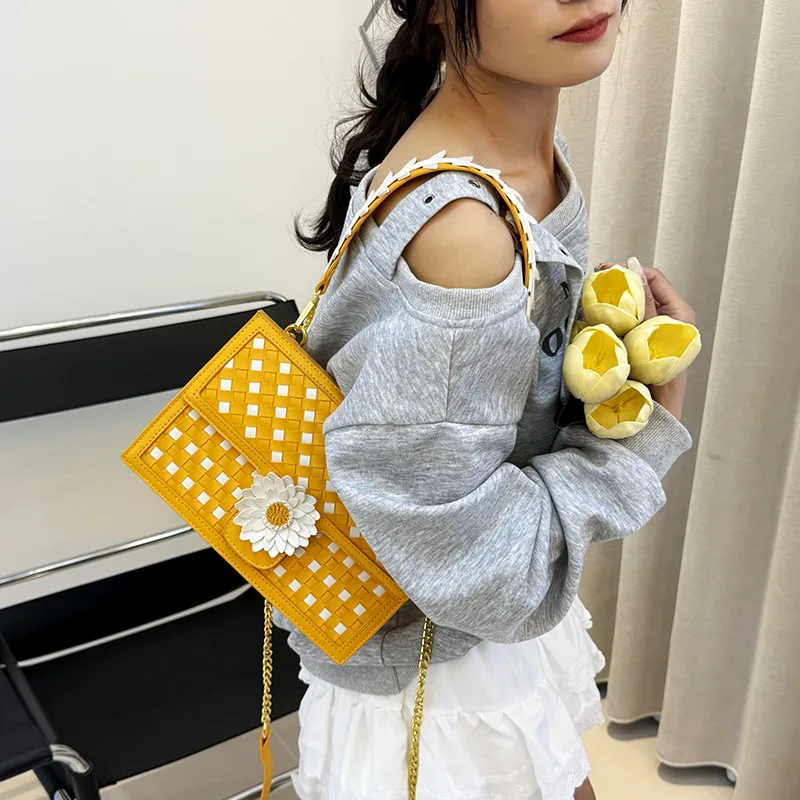 

Women's 2025 New Jelly-Effect Tote Bag - Fashionable Hollow-Out Chain Crossbody Bag with Woven Design for Casual Outings