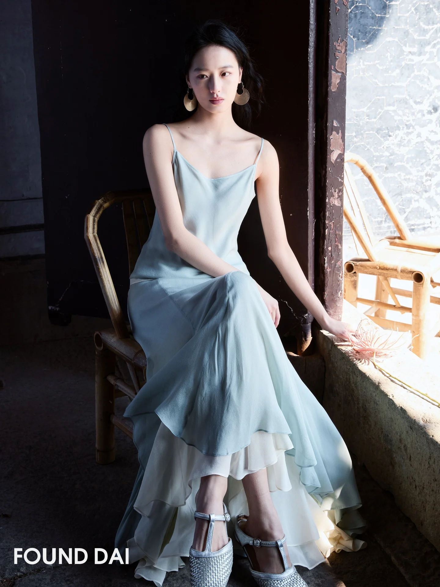 

Синяя длинная легкая юбка-полусолнце с пышным многослойным подолом и подвижными оборками, юбка-рыбий хвост со средней талией