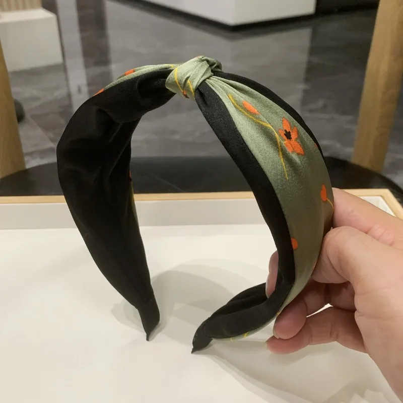 

Маленькая повязка на голову в корейском стиле с цветочным принтом для взрослых с широкими краями, милая и простая, контрастные цвета, завязанная и прессованная повязка на голову.