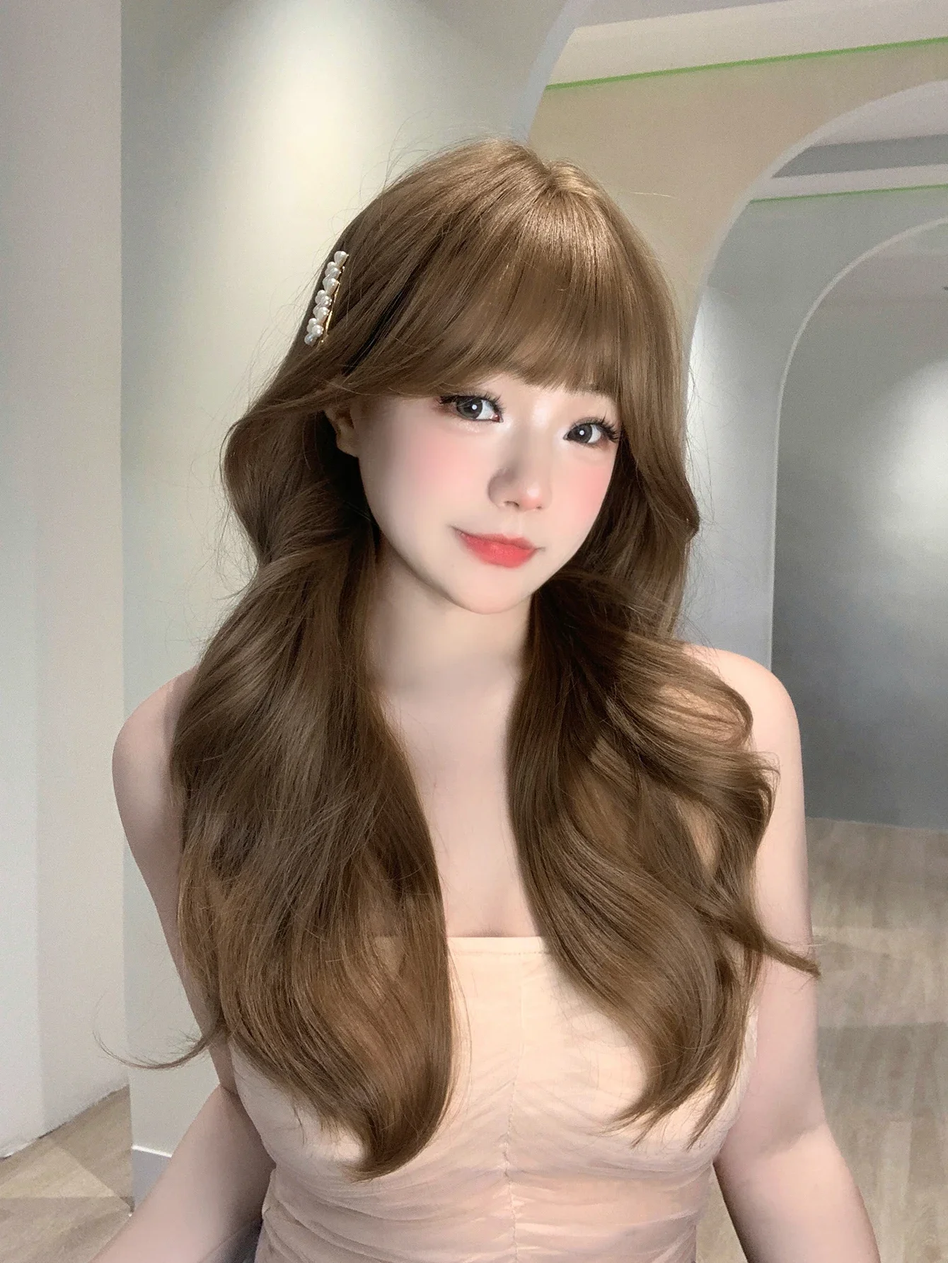 24Inch Honey Brown Pretty Lolita Synthetic Wigs With Bang Medium Natural Wavy Hair Wig for Women Daily Use Heat Resistant Shiny