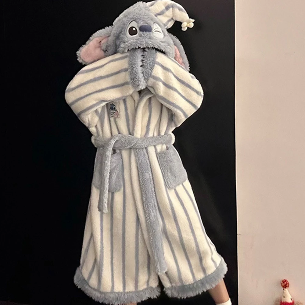 Bata de talla grande de dibujos animados de Disney Stitch para mujer, bata de terciopelo gruesa de invierno de longitud media de franela cálida con capucha, pijamas para el hogar, camisón, albornoz