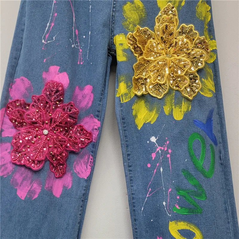 Handbemalte Graffiti-Persönlichkeit mit Pailletten und Blumen, lockere Jeans im Street-Style, lange Hosen, Denim-Hosen mit Sinn für europäisches Design