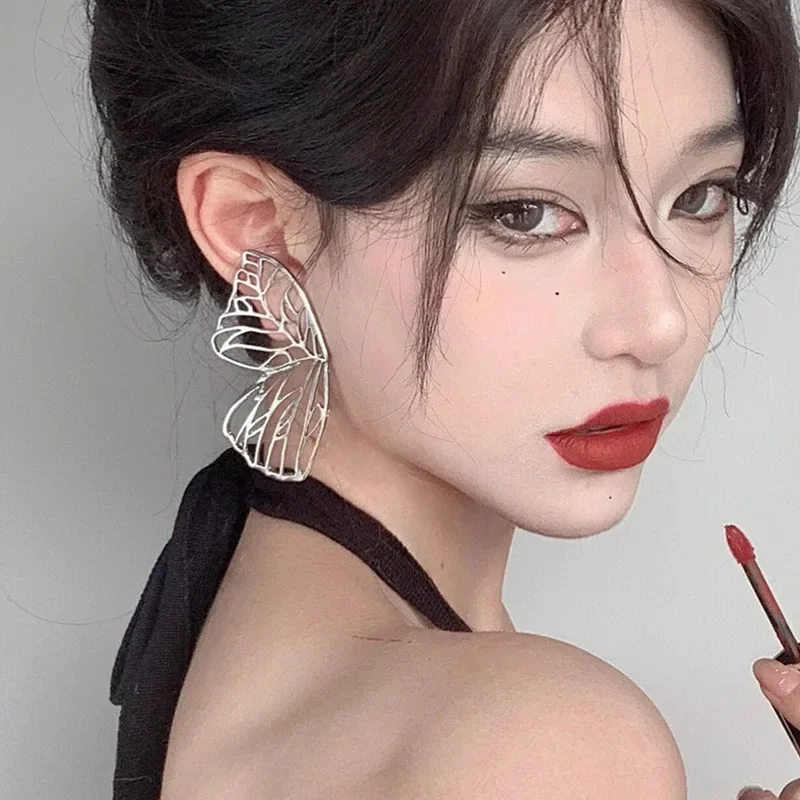 ファッショナブルな中空蝶のイヤリングシンプルな個性誇張された蝶のイヤリングクリエイティブ韓国スタイルのアクセサリー