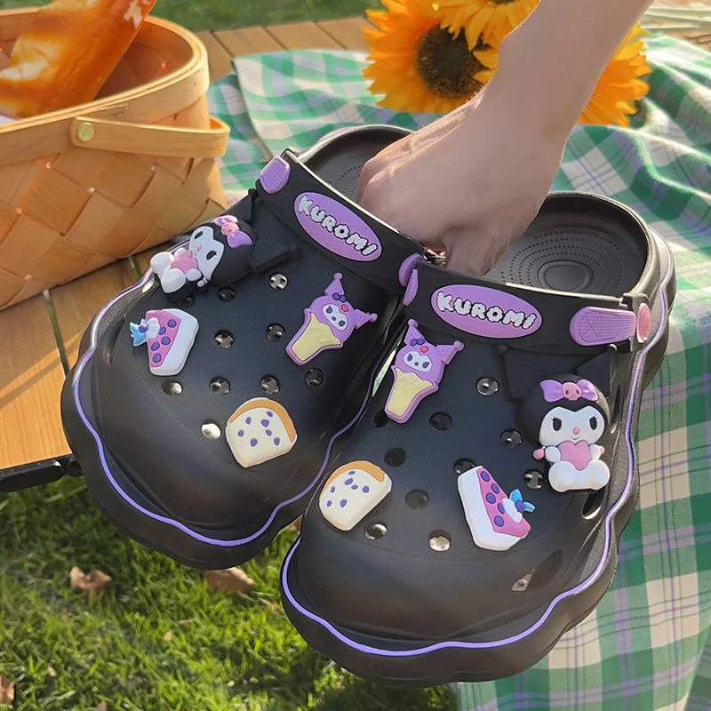 

Kuromi Sanrio тапочки Hello Kitty тапочки Crocs женские аксессуары с героями мультфильмов уличные нескользящие мягкие сандалии из ЭВА на толстой подошве подарок