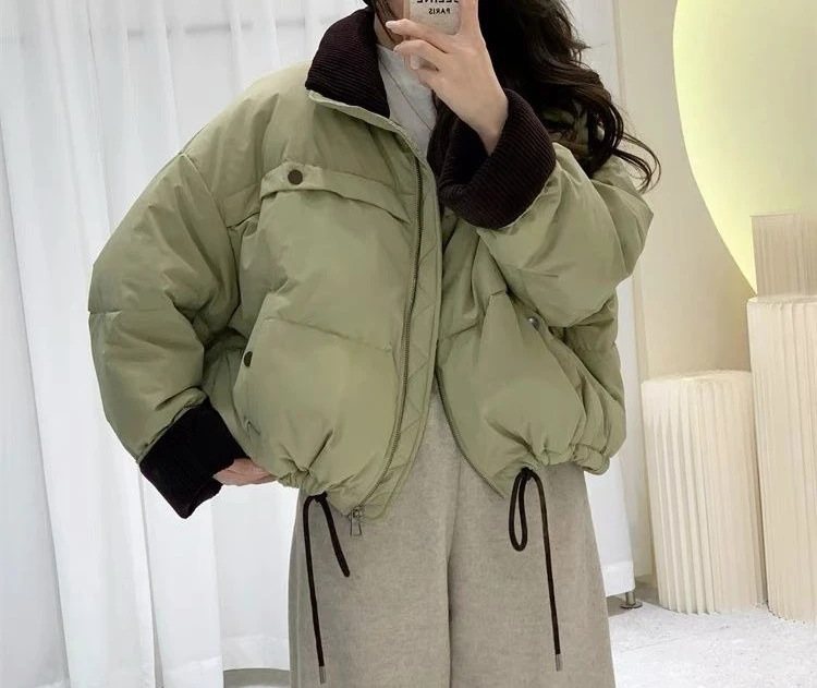 Chaqueta corta de plumón con cuello levantado y franjas de diferente color para mujer en invierno 2025, nueva chaqueta de pan cálida gruesa y suelta