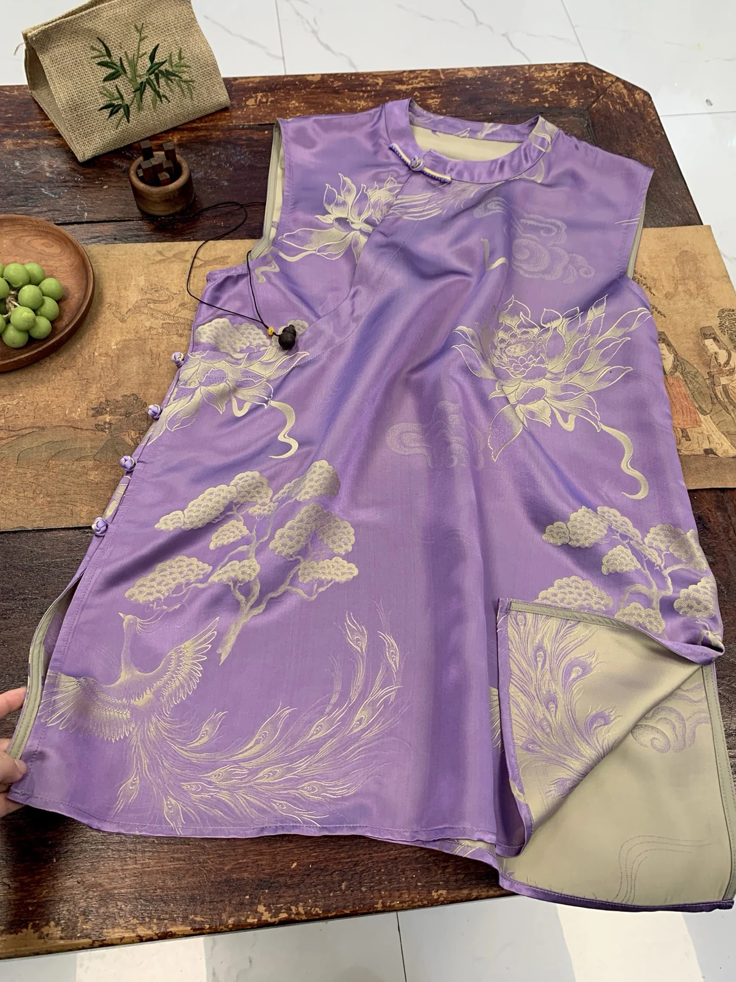 

Шелковая двусторонняя женская рубашка средней длины в китайском стиле с воротником-стойкой, пуговицами-накладками, принтом, винтажная, фиолетовая, с эффектом глянца