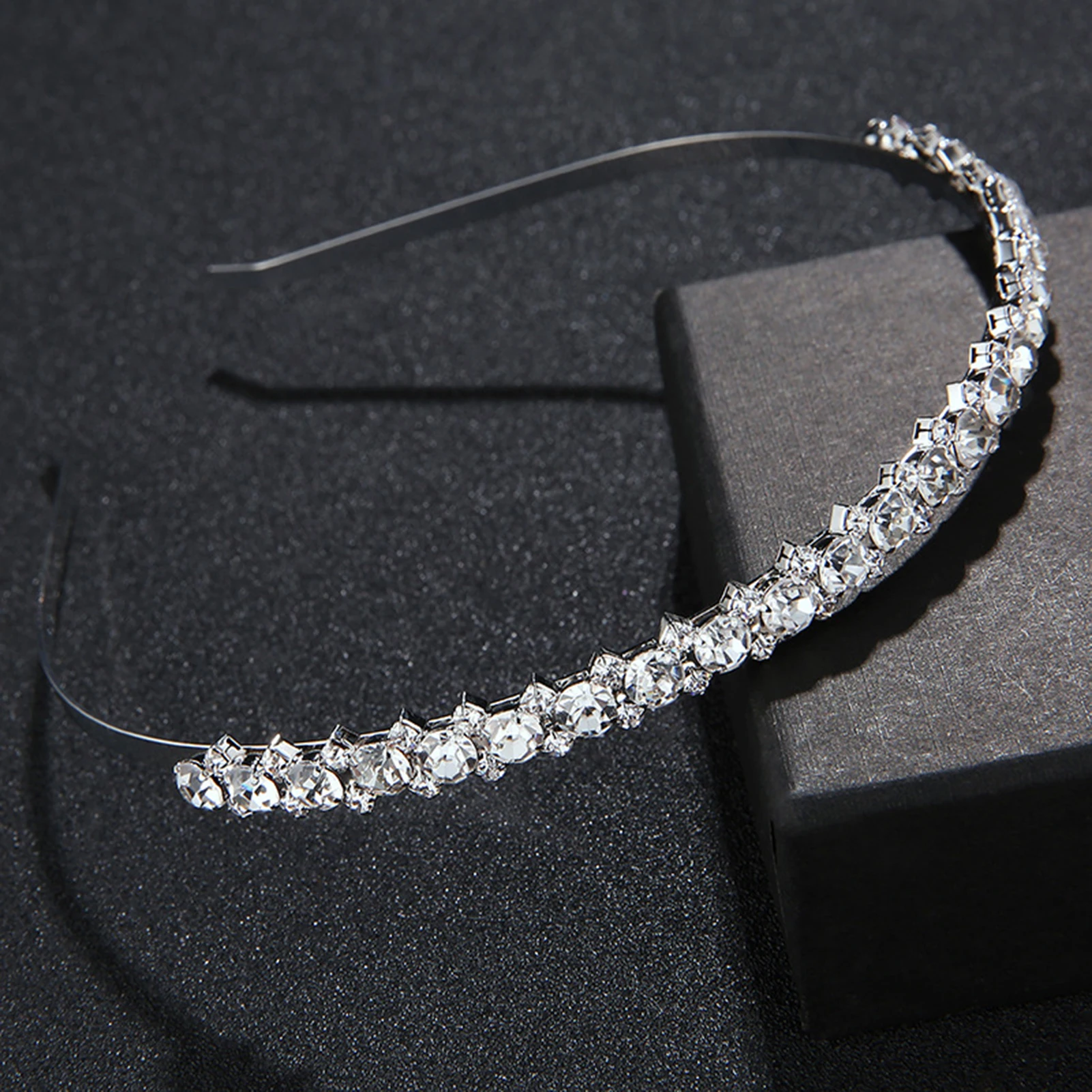 

Handmade Temperament Alloy Hair Hoop Hypo-allergenic Headwear with Rhinestone Decor for New Year Christmas Day Gift