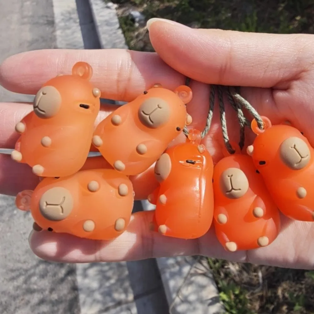 1 pçs mudança de cor carro assado kapibara pingente carro uv espelho retrovisor capivara pendurado decoração brinquedo decorações do carro crianças brinquedos