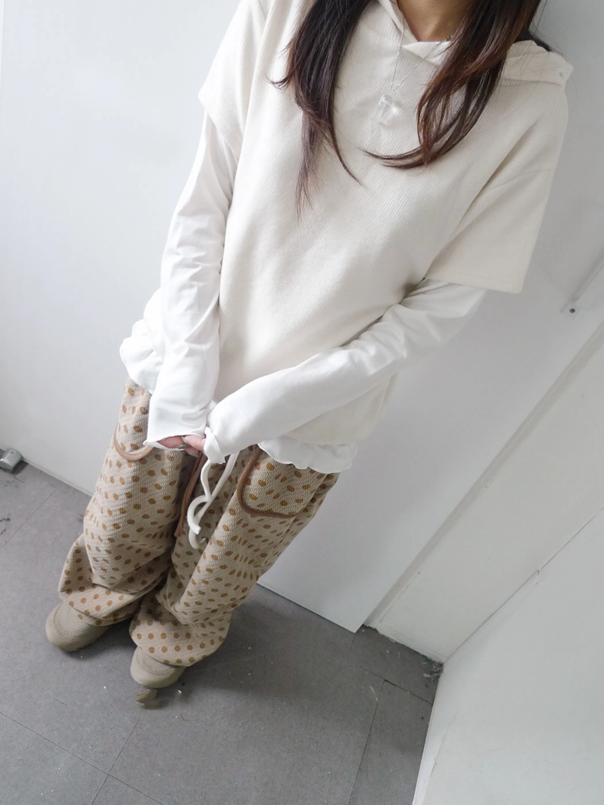 กางเกงขายาวลำลองทรงหลวมลายจุดย้อนยุค ดีไซน์จีบสีสันสดใส เอวยางยืดใส่สบายสำหรับผู้หญิง ผลิตจากวัสดุอื่นๆ