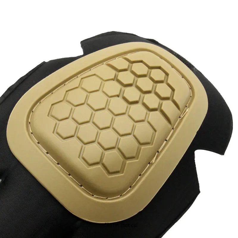 The G4 combat pants are interpolated with external tactical knee pads, and the GEN4 knee pads are hard in TAN color