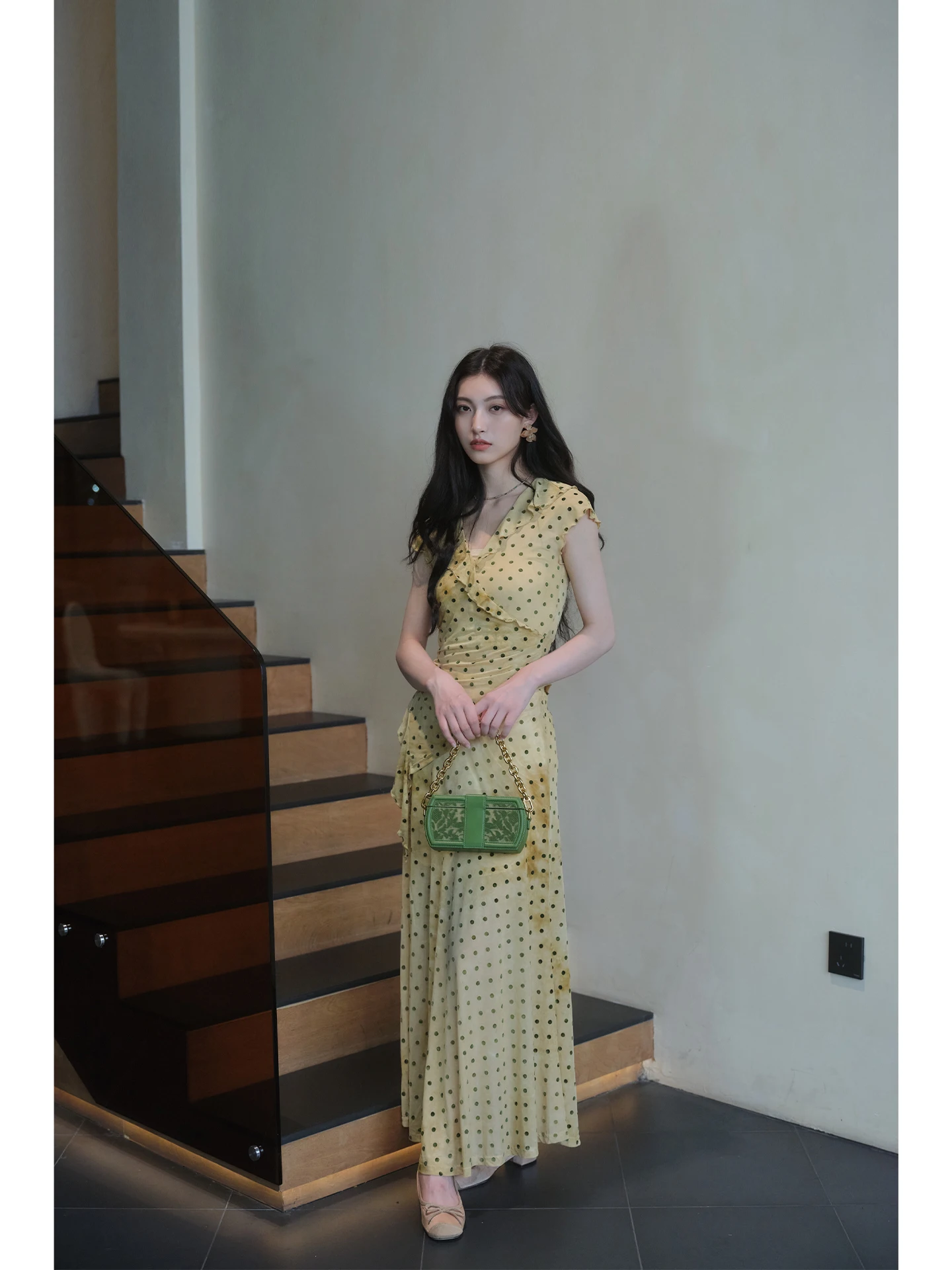 

Модный женский комплект Peter Pan: блузка в горошек с асимметричным кружевным воротником и эластичная юбка, лето 2025