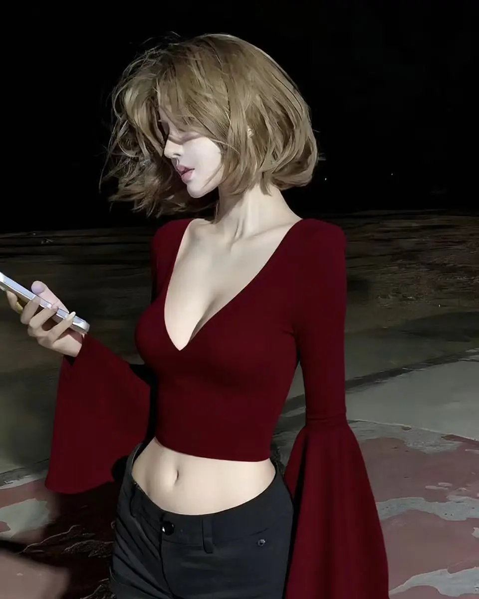 Sexy T-Shirt mit tiefem V-Ausschnitt und langen ausgestellten Ärmeln für Damen, Luxus-Designer, einfarbig, Party-Crop-Top, heißes, süßes Basic-Oberteil, eng anliegend, schmal geschnitten. – Detail 2
