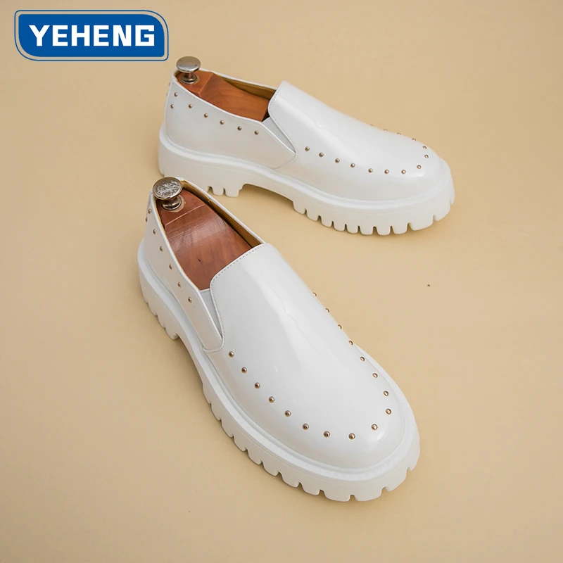 

Дизайнерские новые мужские модные кожаные туфли, противоскользящие белые свадебные туфли на толстой подошве, удобные деловые офисные лоферы для поездок на работу