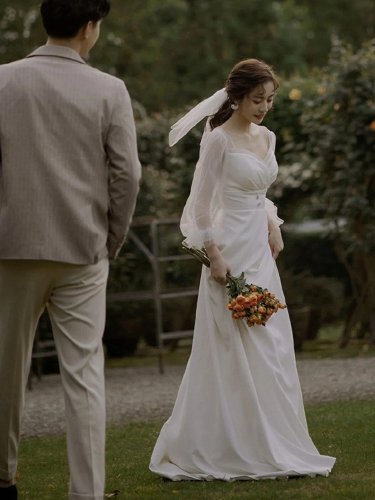 

Легкое атласное свадебное платье для фотосессий в путешествиях, белое, маленького размера, винтажное, для регистрации, для уличных съемок, с фатой