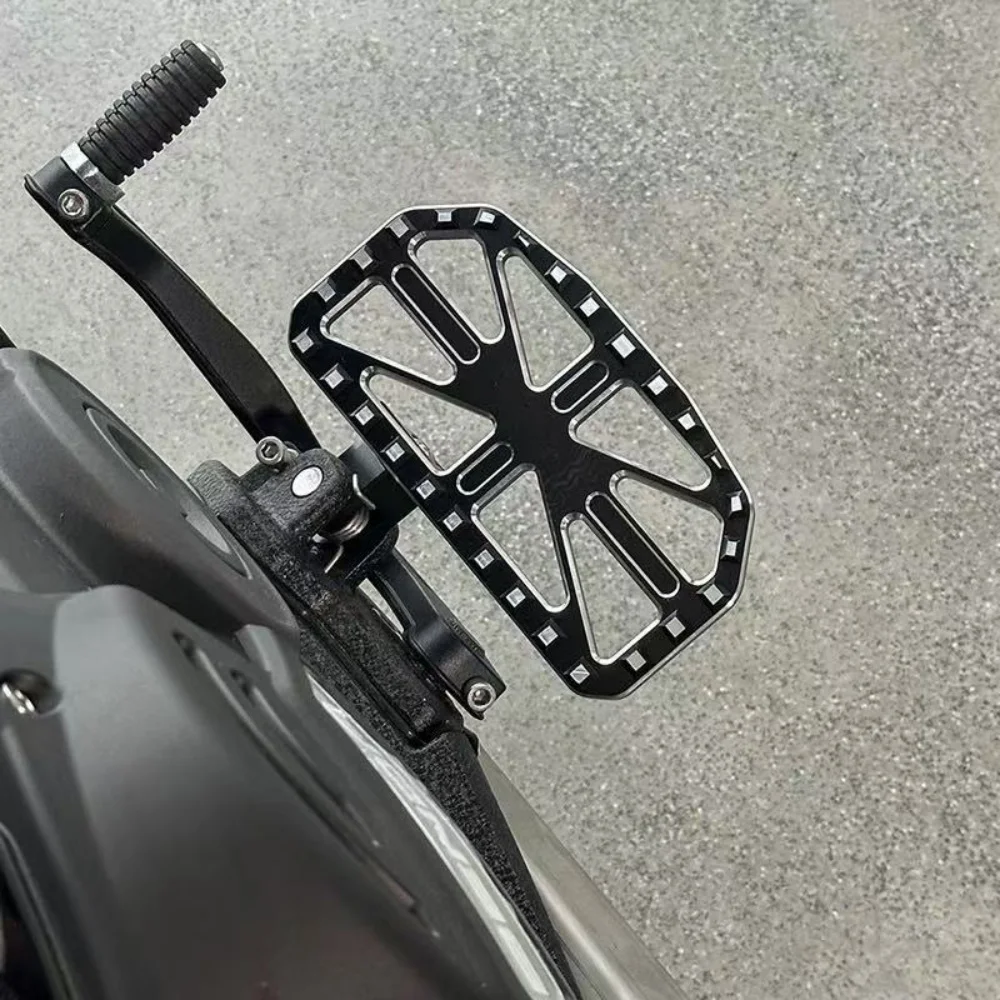 Modified front and rear pedals with enlarged, non-slip pedals, suitable for BENDA LFC700.