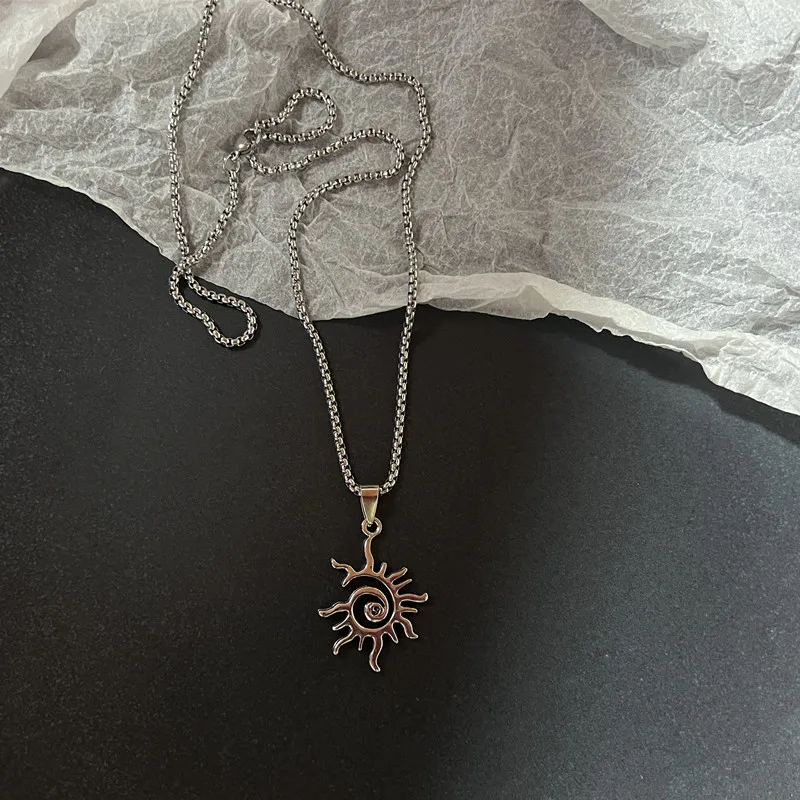 

2026 модное креативное ожерелье с подвеской в виде солнечного пламени в стиле панк, хип-хоп, ретро, хипстерское мужское выдолбленное ожерелье из нержавеющей стали, ювелирные изделия G