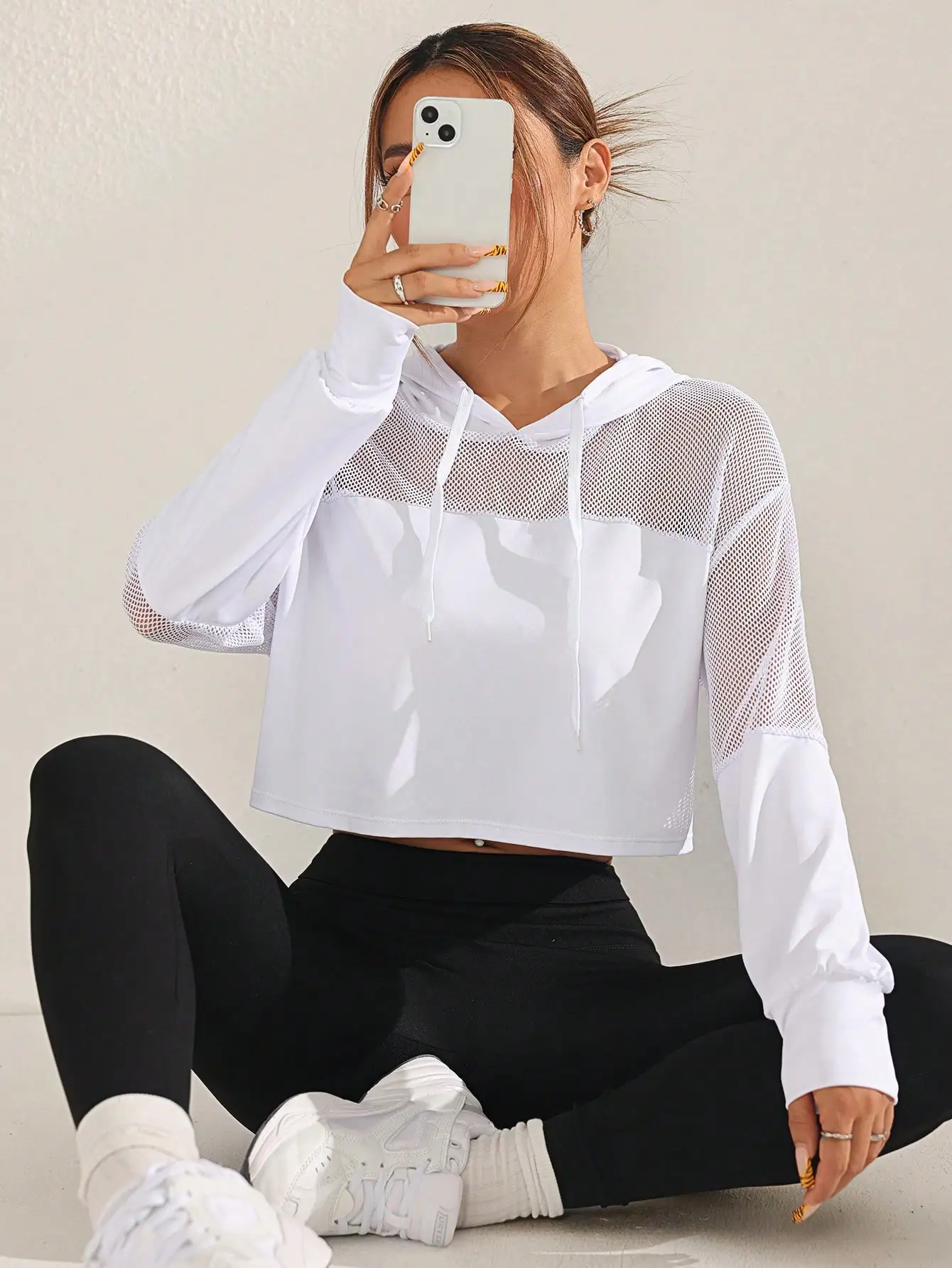 

Женская укороченная толстовка с сетчатыми вставками и завязками — повседневный спортивный свитшот с длинными рукавами