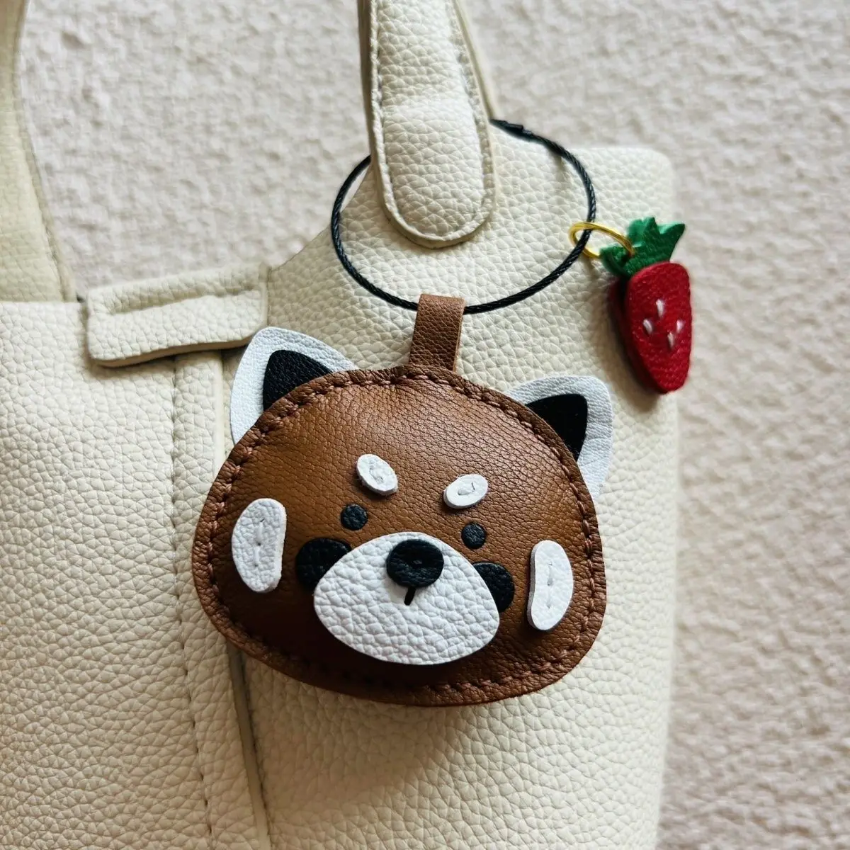 

Genuine leather handmade raccoon personality keychain cute keyring creative bag pendant simple keychain