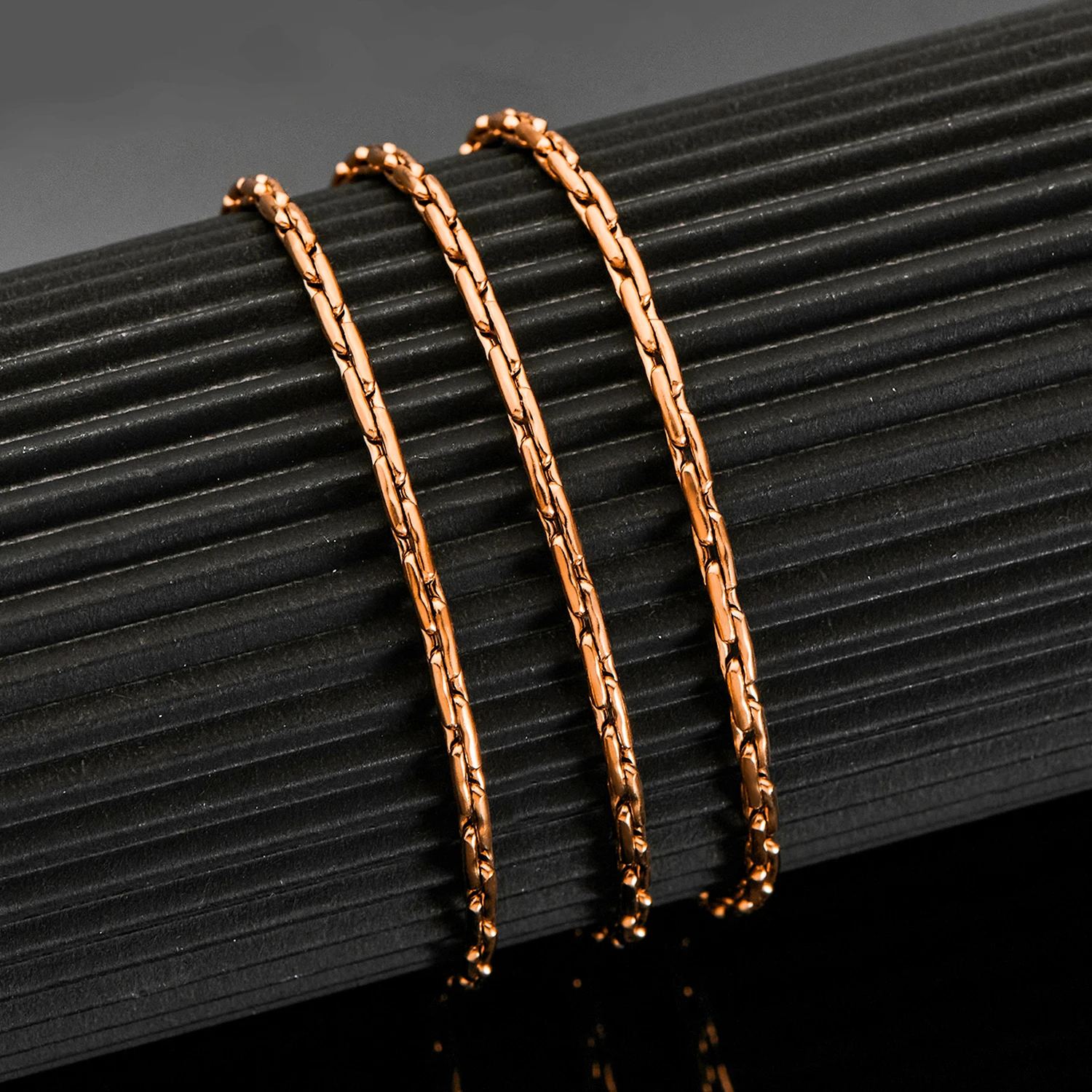 Elegante Halskette aus Edelstahl in Roségoldfarbe mit gehämmerter Kreiskette, wasserdicht, hochwertiger Schmuck. – Detail 2