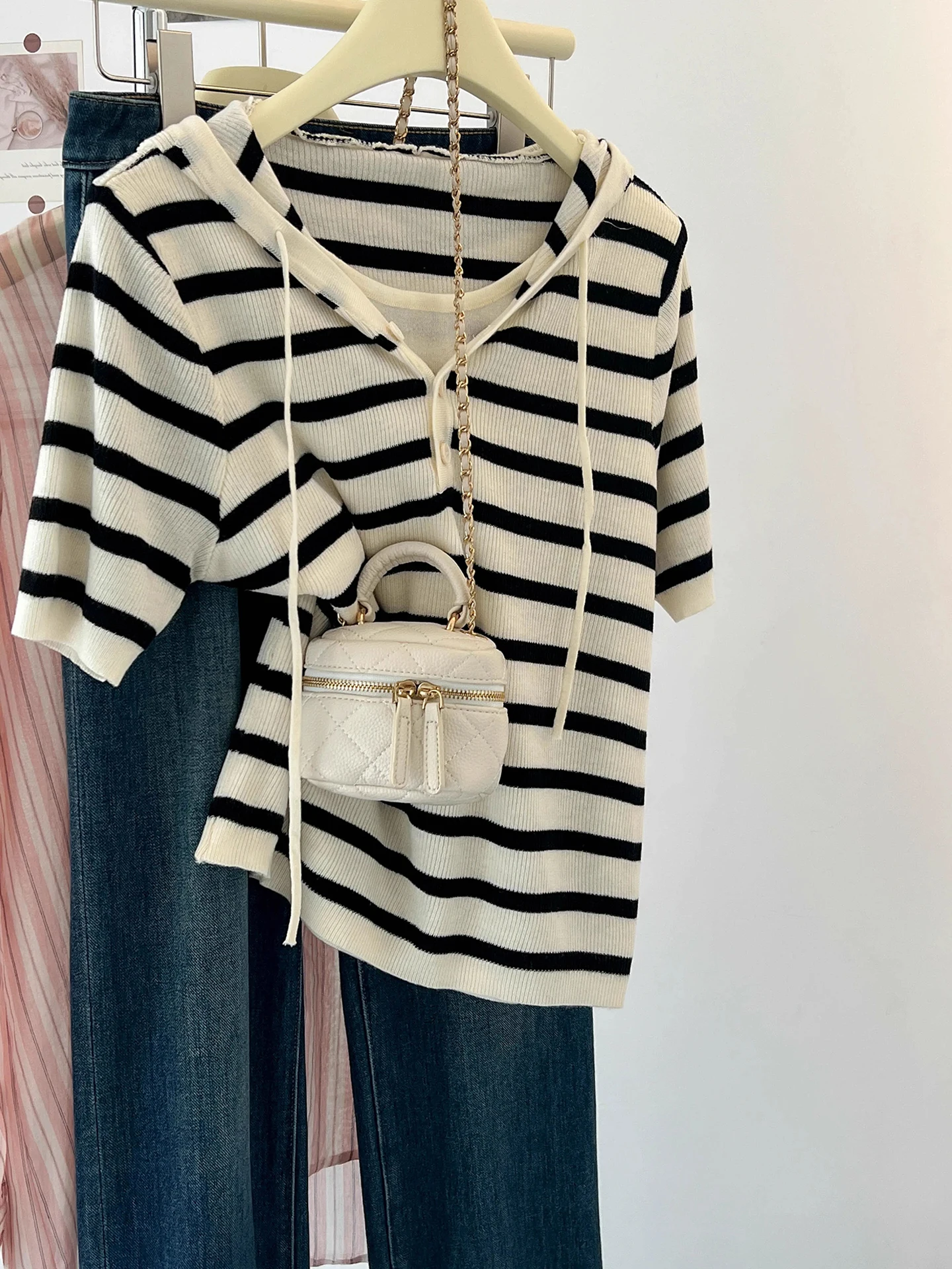 ゆったりとした韓国風ニットトップス、ドローストリングフード、カラーブロック、夏のカジュアル、通気性のある半袖セーター（女性用）