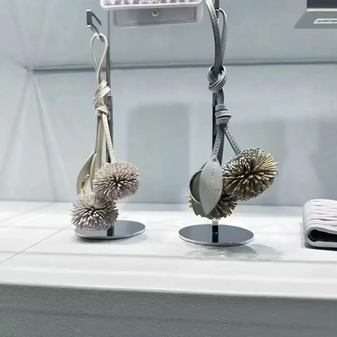 2025 موضة فاخرة نمط قسط miu إكسسوارات الأمتعة المفاتيح المعدنية والجلود موضة الاتجاه سيارة المفاتيح الإبداع