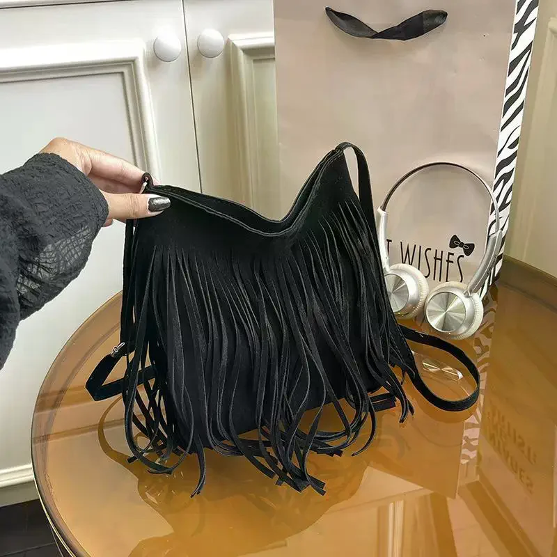 Fashion Suede Fringe Crossbody Bag Boho Style Large Capacity Shoulder Bag Adjustable Shoulder Strap Solid Color Bucket Bag Wome