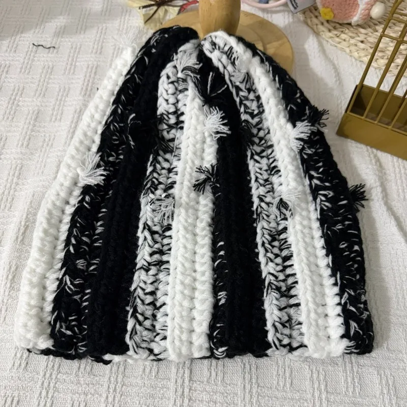 Winterwarme, personalisierte, handgestrickte, bunt gestreifte Strickmütze, modische Quasten-Ohrschutz-Beaniemütze für Damen – Detail 4