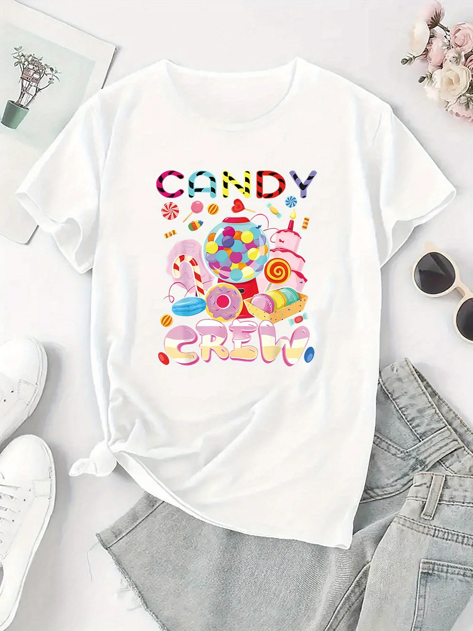 여성용 캔디 크루 그래픽 프린트 티셔츠 - 다채로운 기하학적 캔디 디자인이 있는 블랙 캐주얼 반소매 라운드 넥 티셔츠