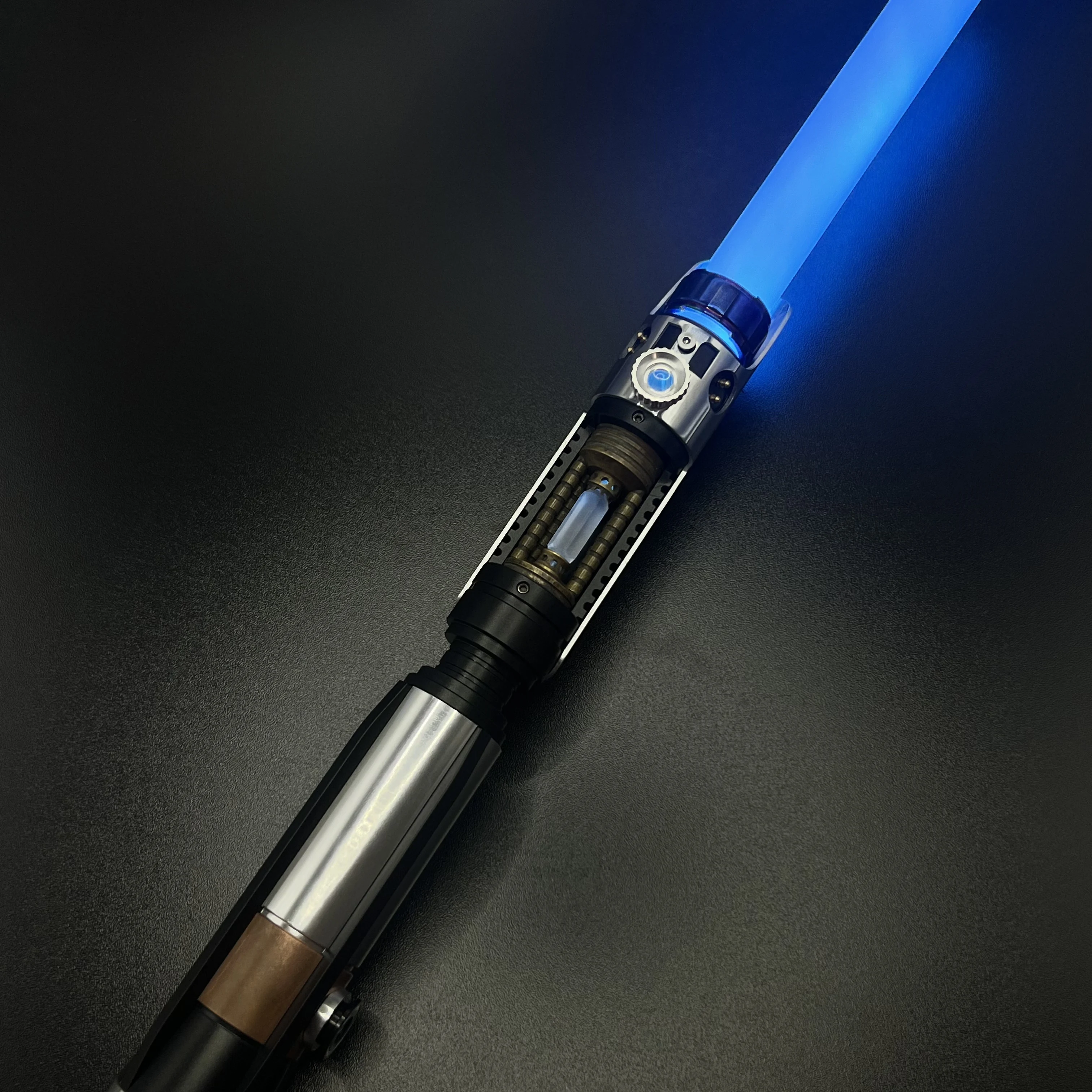 

The new Star Slayer lightsaber can rotate the Keber crystal Proffie2.2, sensitive to the touch, smooth swinging, metallic textur