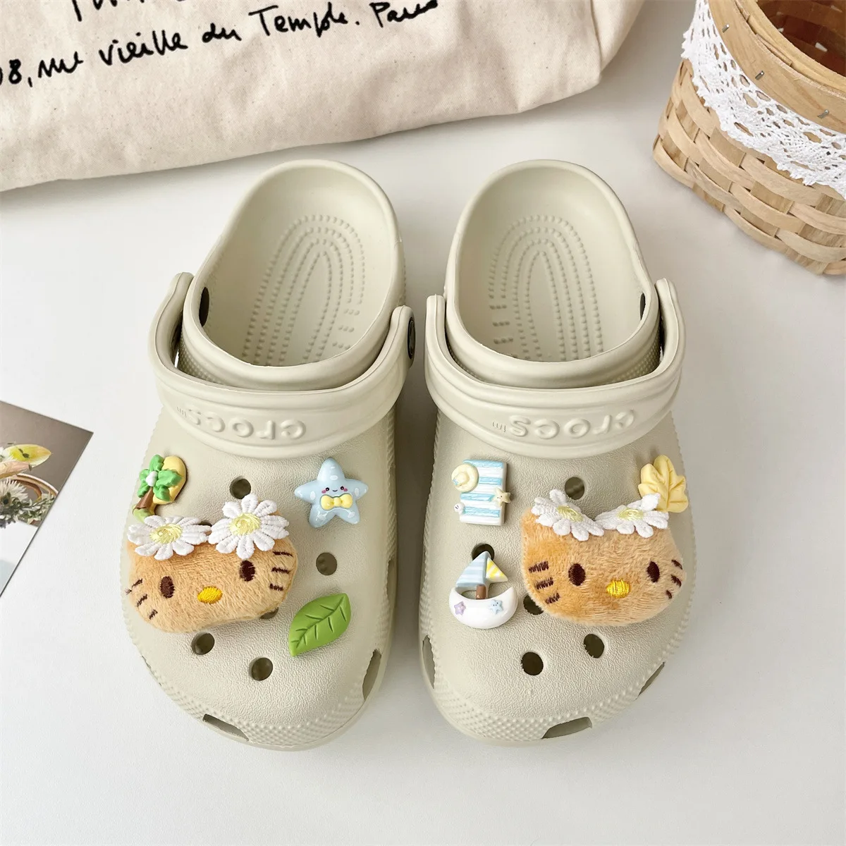

Sanrio Kitty Cat Shoe Buckle Set Kawaii Cute Cartoon Diy Toys Beach Shoe Accessories 3D Plush Dolls Kids Gifts
