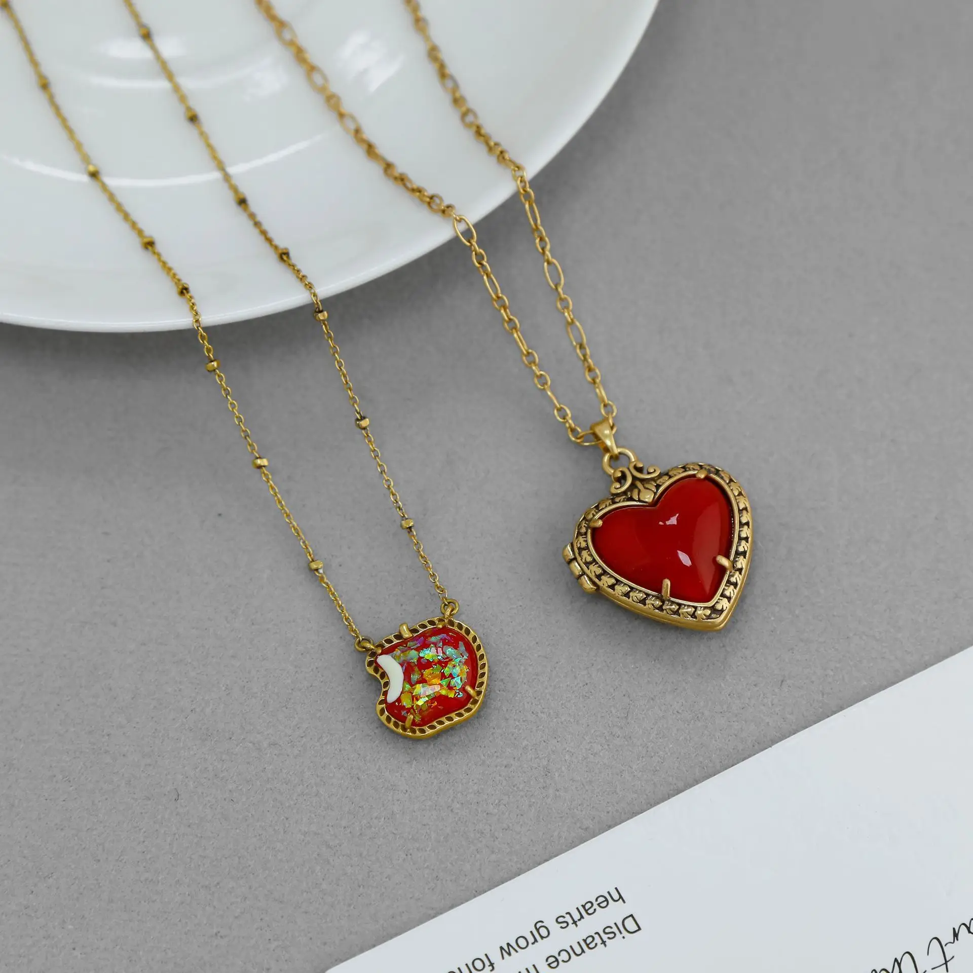 

VKVVA Fashion Jewelry Openable and Closable Love Pendant Necklace or Retro Gold-plated Red Apple Clavicle Chain for Women Gifts