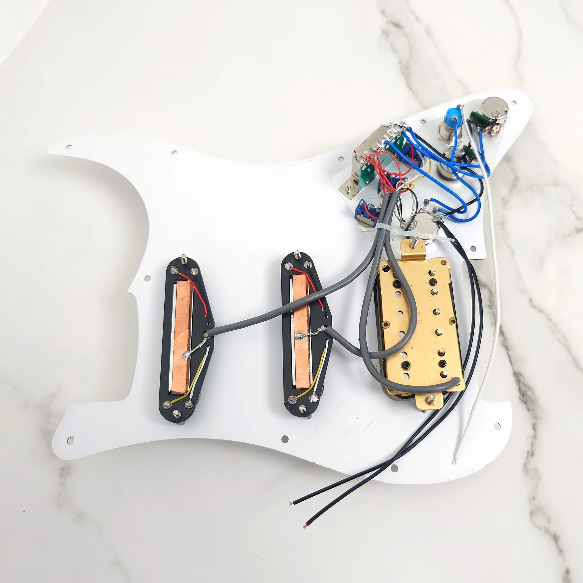 Pickguard carregado pré-carregado para mão esquerda com divisão de bobina SSH Humbucker Pickups definidos para peças de reposição de guitarras elétricas ST