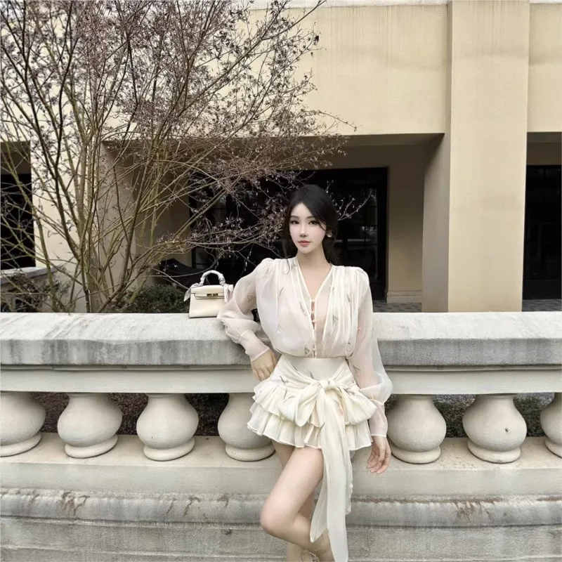 

Новый комплект EDGLuLu из двух предметов: топ с V-образным вырезом, кружевной вышивкой и вставками + юбка с высокой талией, многослойными оборками и бантом, милый белый костюм 0116