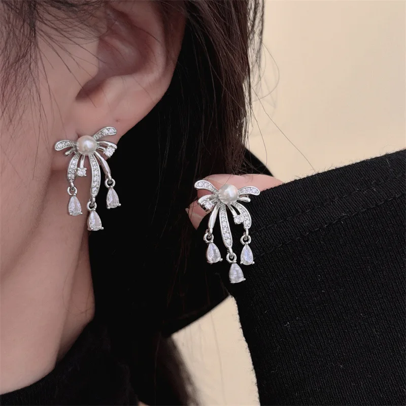 brincos-elegantes-de-prata-com-diamantes-brilhantes-e-perolas-em-formato-de-fogos-de-artificio-design-Unico-luxo-minimalist