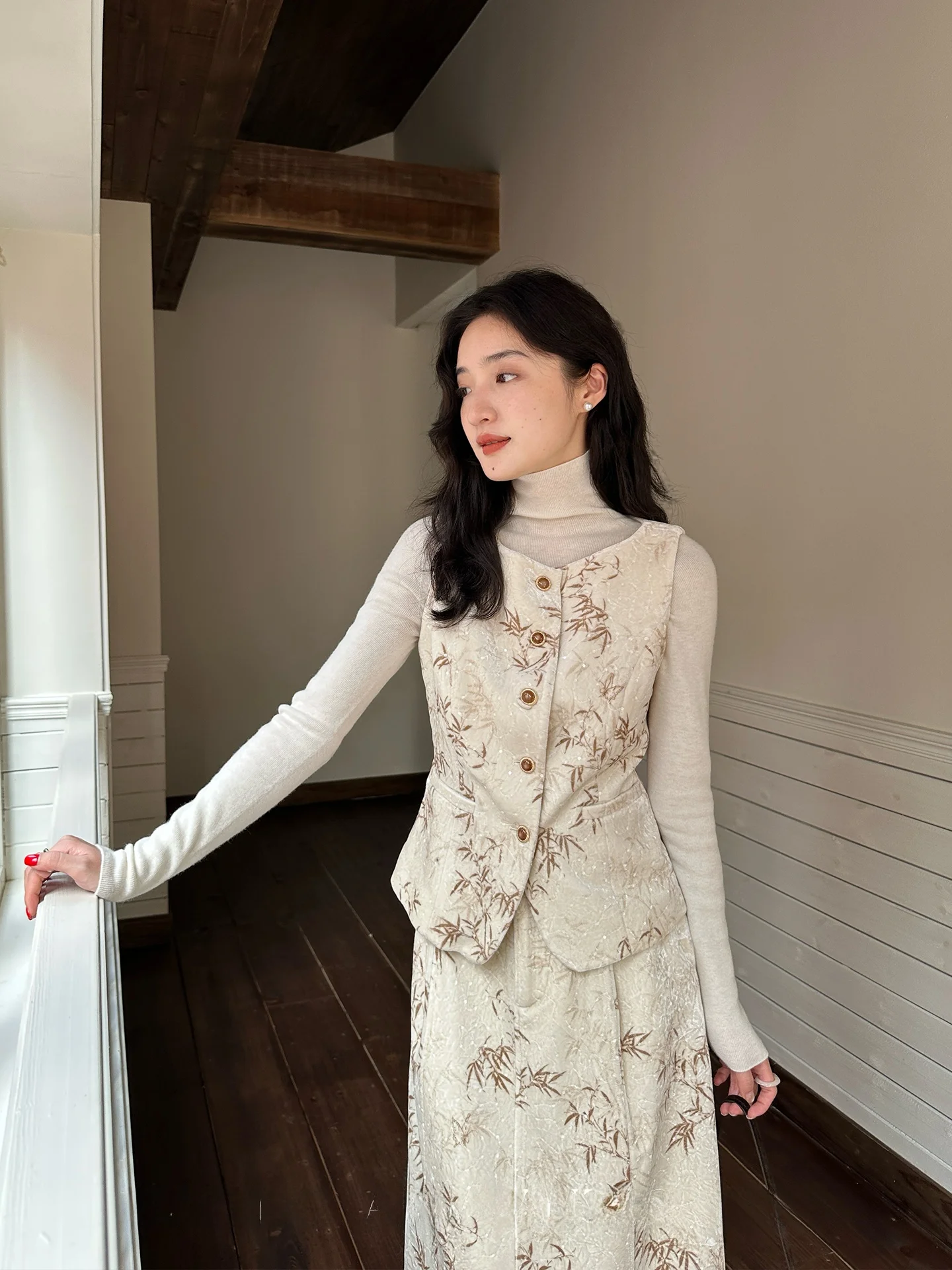 

Винтажный бархатный комплект Xu Dang Autumn Faion: юбка с разрезом и жилет с вышивкой V-образным бамбуковым узором для женщин