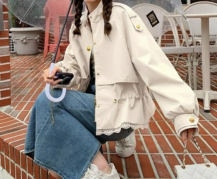 

Khaki Lace Splicing Short Coat Women's 2026 Spring New Tooling Waist Stand-up Collar Trench Coat