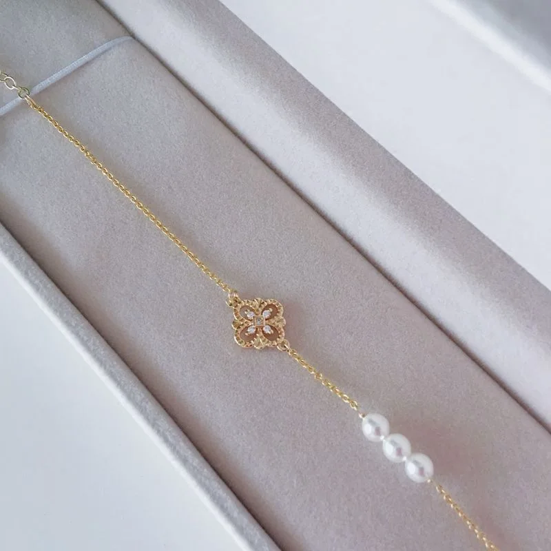 

Fashionable and Versatile S925 Pure Silver Gold-plated Lucky Clover Hollow Diamond Inlaid Pearl Bracelet for Women's Accessories