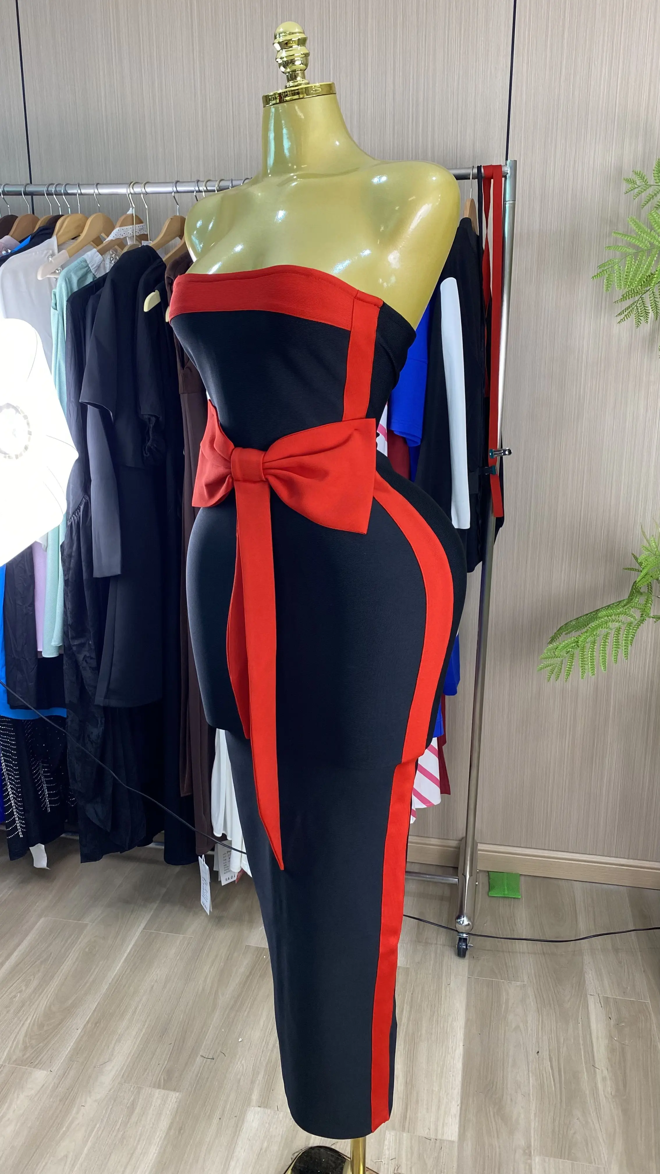 Sexy, luxurious strapless bandage dress—a form-fitting evening bandage dress for women.-GZXX935