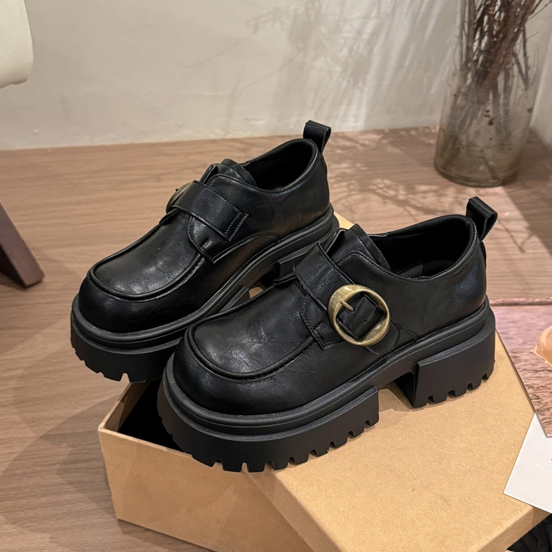 

Лоферы на квадратном каблуке, осенние новые нескользящие туфли на платформе с круглым носком и металлической пряжкой, с глубоким носком