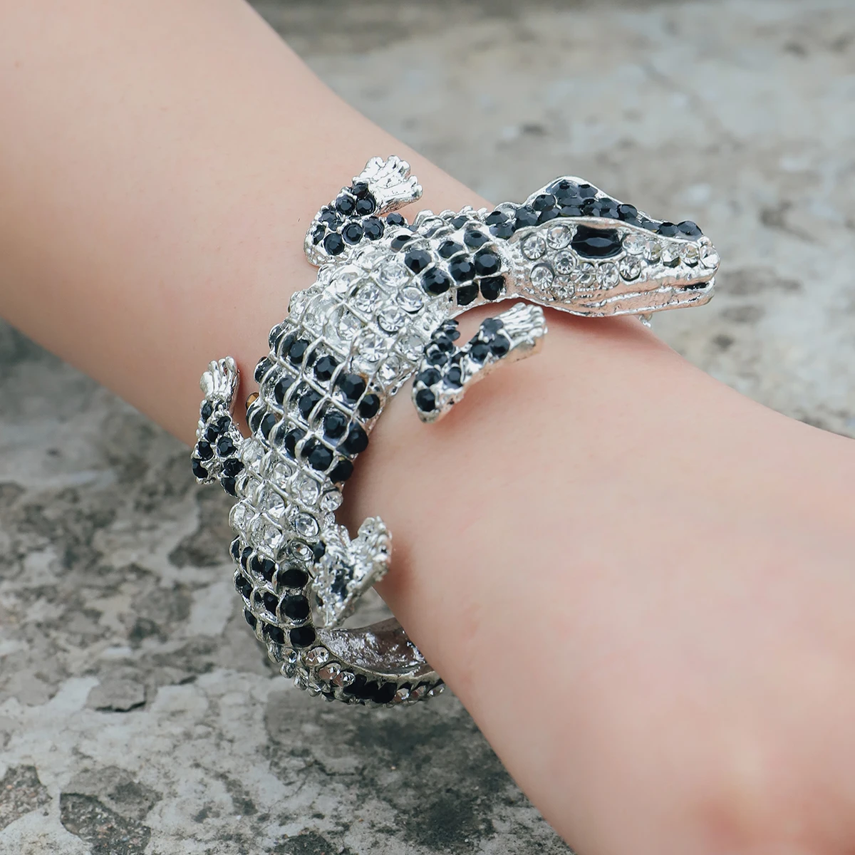 Girlgo Luxury Retro Hip Hop Alloy Open Bracelet Crocodile Shaped Hand Accessories for Men and Women Can Be Worn by DIY