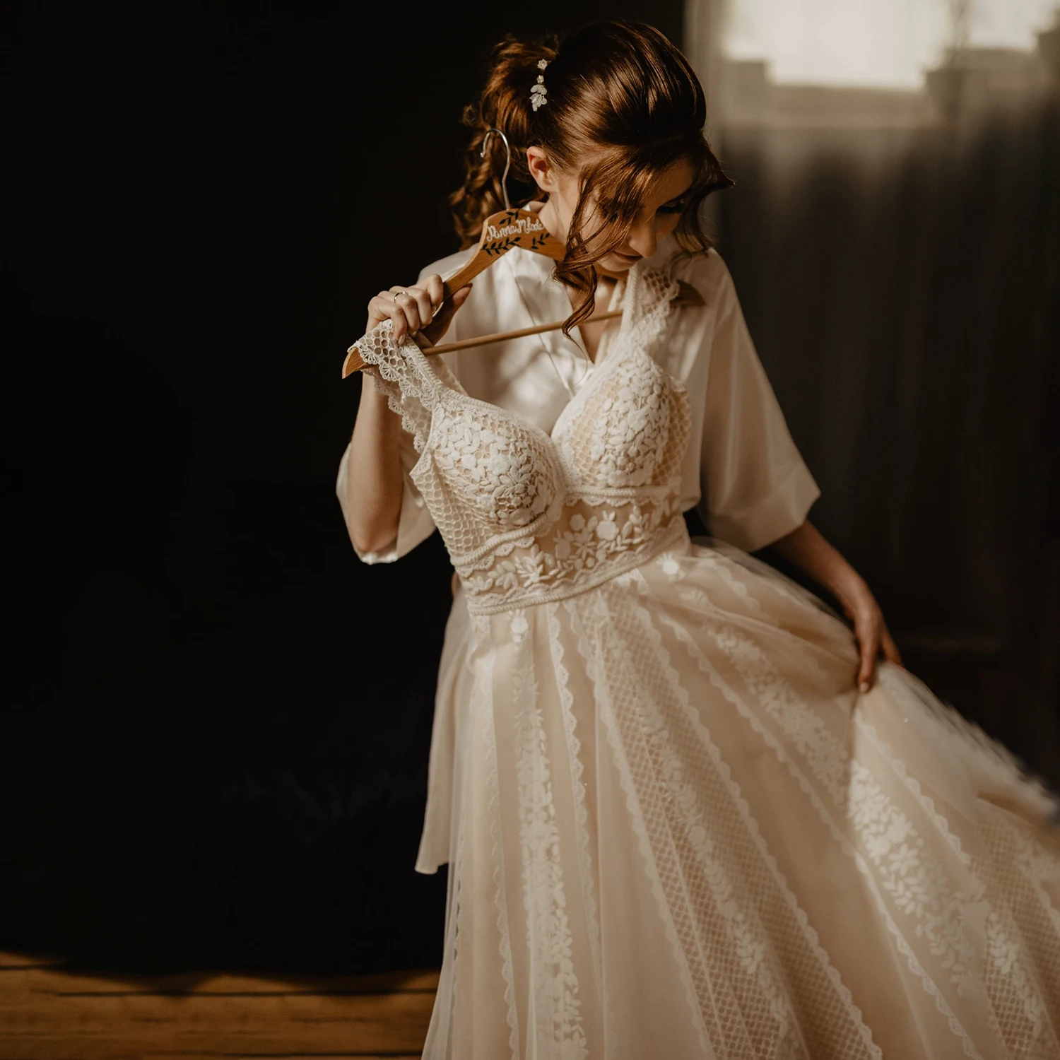 カスタムメイドのボヘミアン風フルレングスレースウェディングドレス、プラスサイズ、ロングフレアスリーブ、Aライン、バックレス、Vネック、ジッパー、ソフトチュール、ブライダルガウン