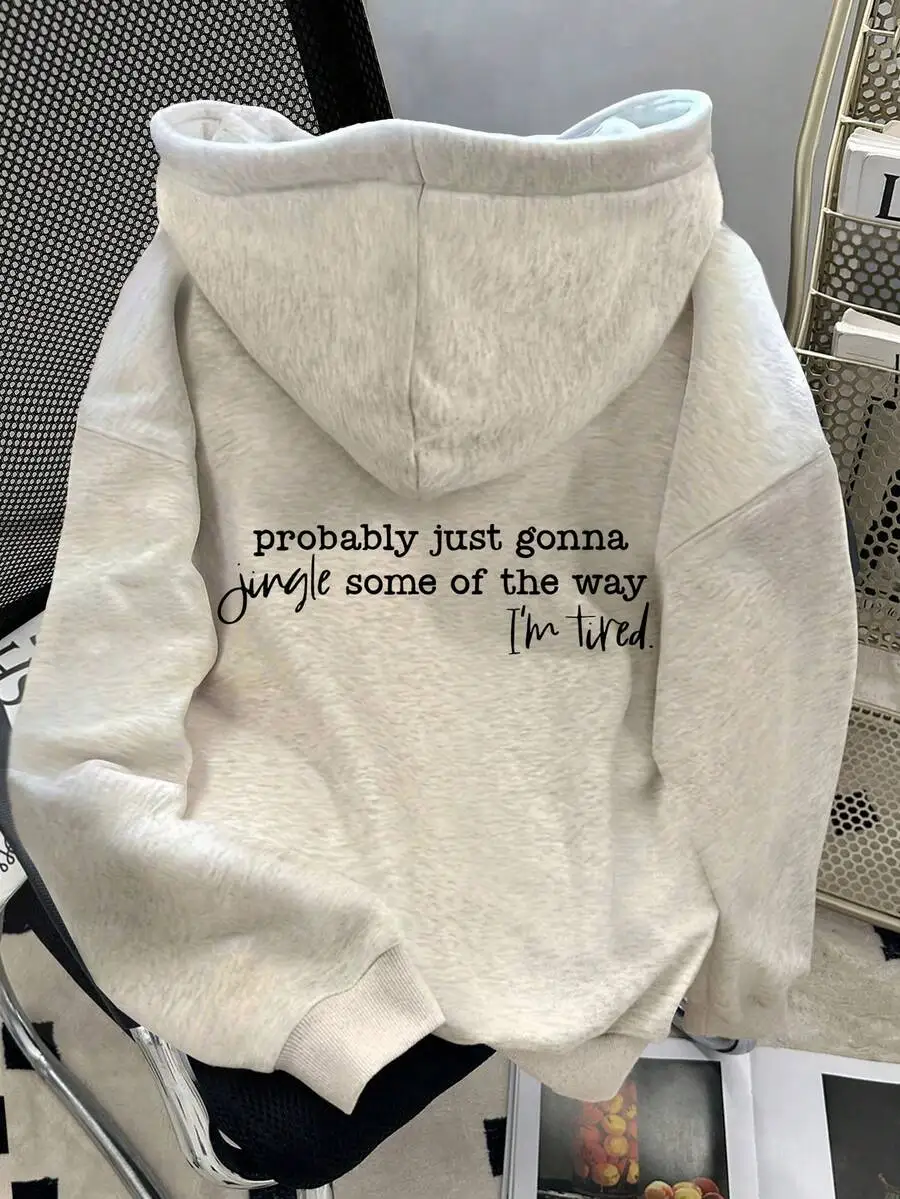 

Женское худи оверсайз с заниженной линией плеч и типографским принтом