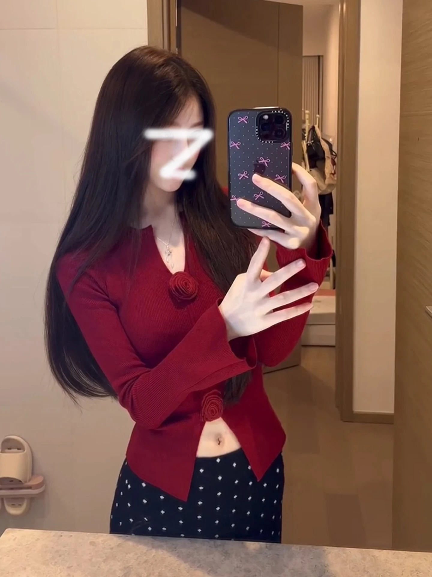 

Красная трикотажная футболка с V-образным вырезом, 3D-цветочным узором и разрезом, облегающая, для женщин, весна-осень, сексуальный топ в стиле Spicy Girl, приятная к телу, дышащая.