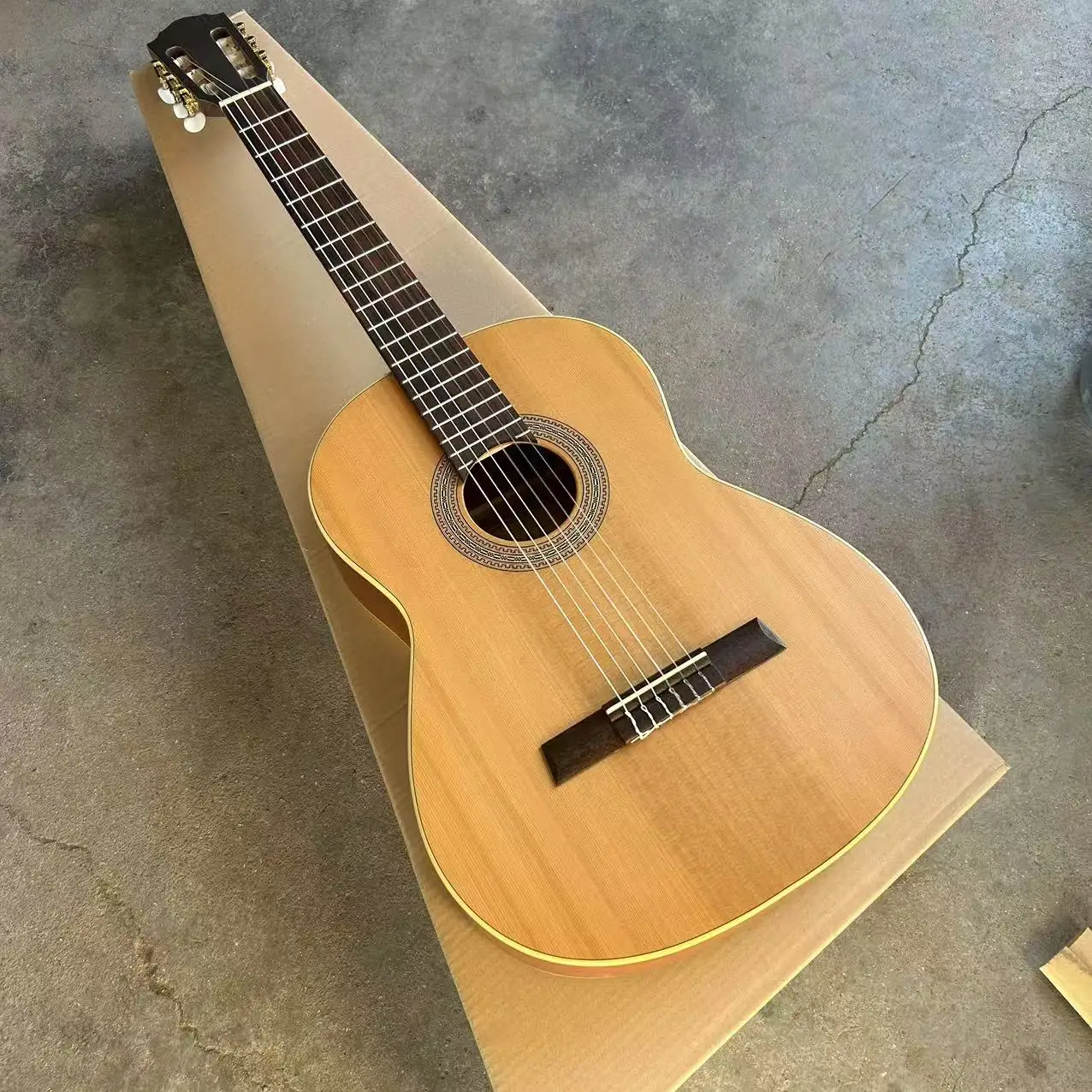 39 inch spruce Shabili veneer single classical acoustic guitar, nitro paint, wholesale and retail