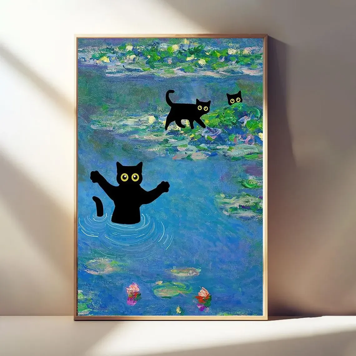 Verspielte impressionistische Wandkunst mit Katzenmotiv – Humorvoller Kunstdruck, der klassische Monet-Wassers лилии mit verspielten schwarzen Katzen verbindet, Captu