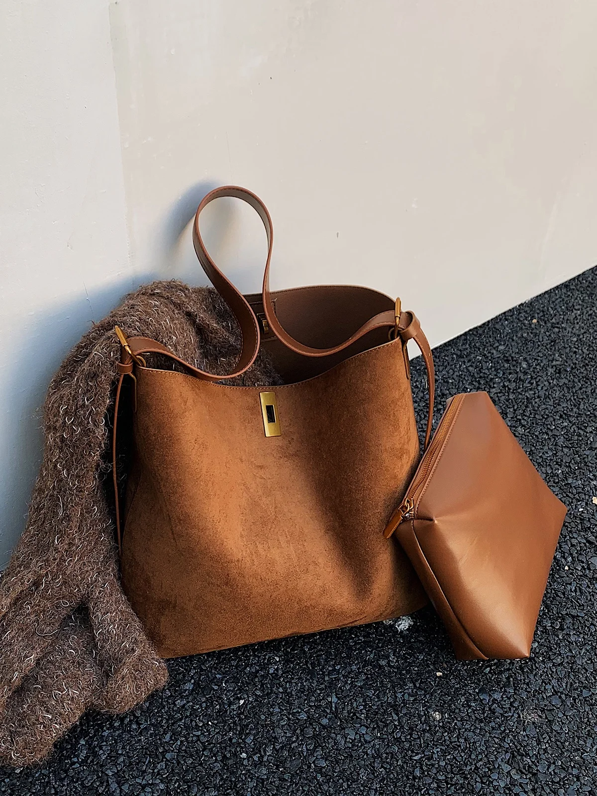 حقيبة كروس نسائية كلاسيكية ذات سعة كبيرة، حقيبة كروس عصرية كاجوال للركاب بكتف واحد مع أجهزة حديدية من البوليستر #1