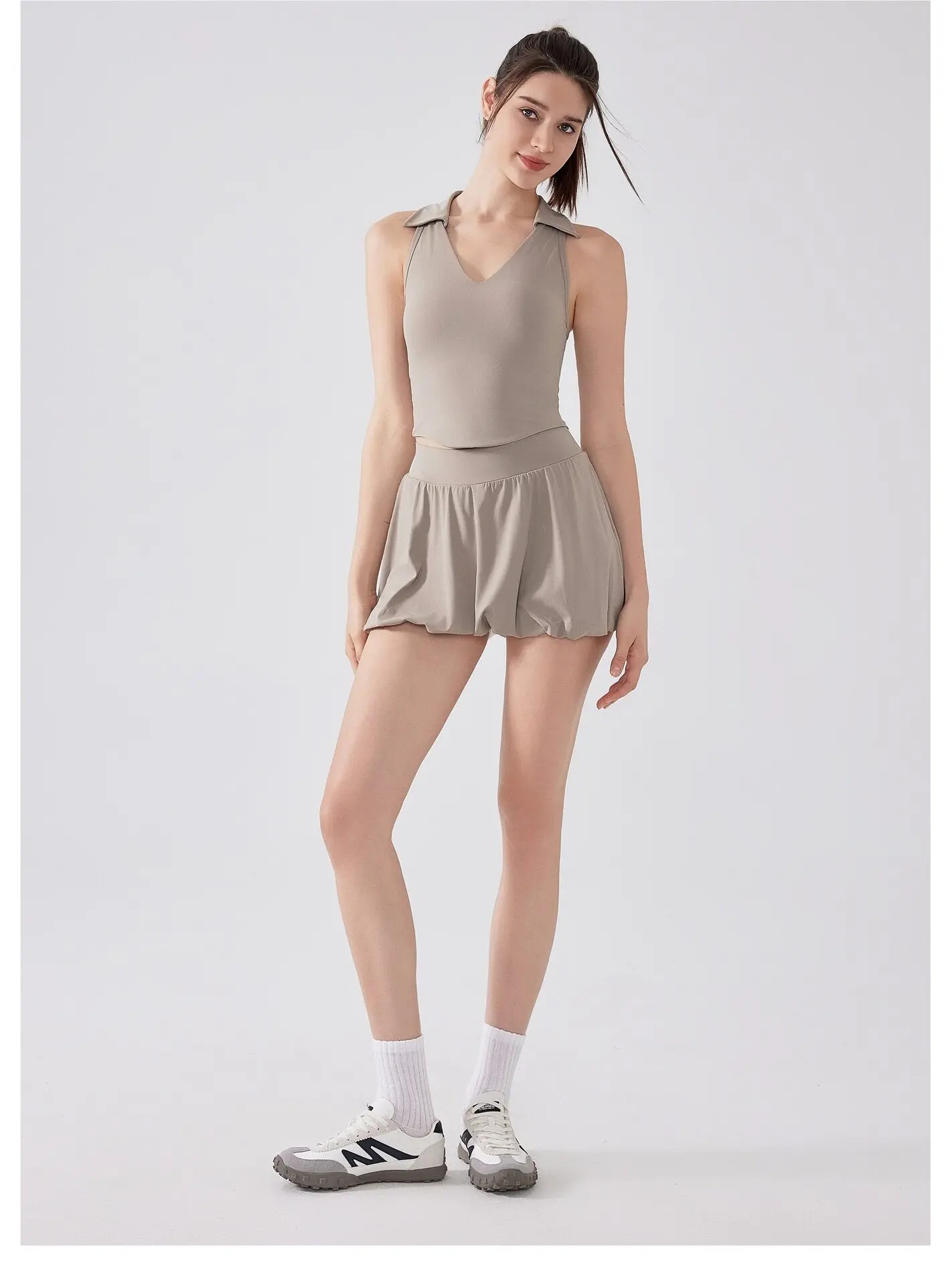 Sommerlicher Tennisrock für Damen in Nude, hohe Taille, Anti-Exposure, atmungsaktiv, mit Taschen, bauschiger Sportrock für Fitness, Laufen und Pilates. – Detail 9