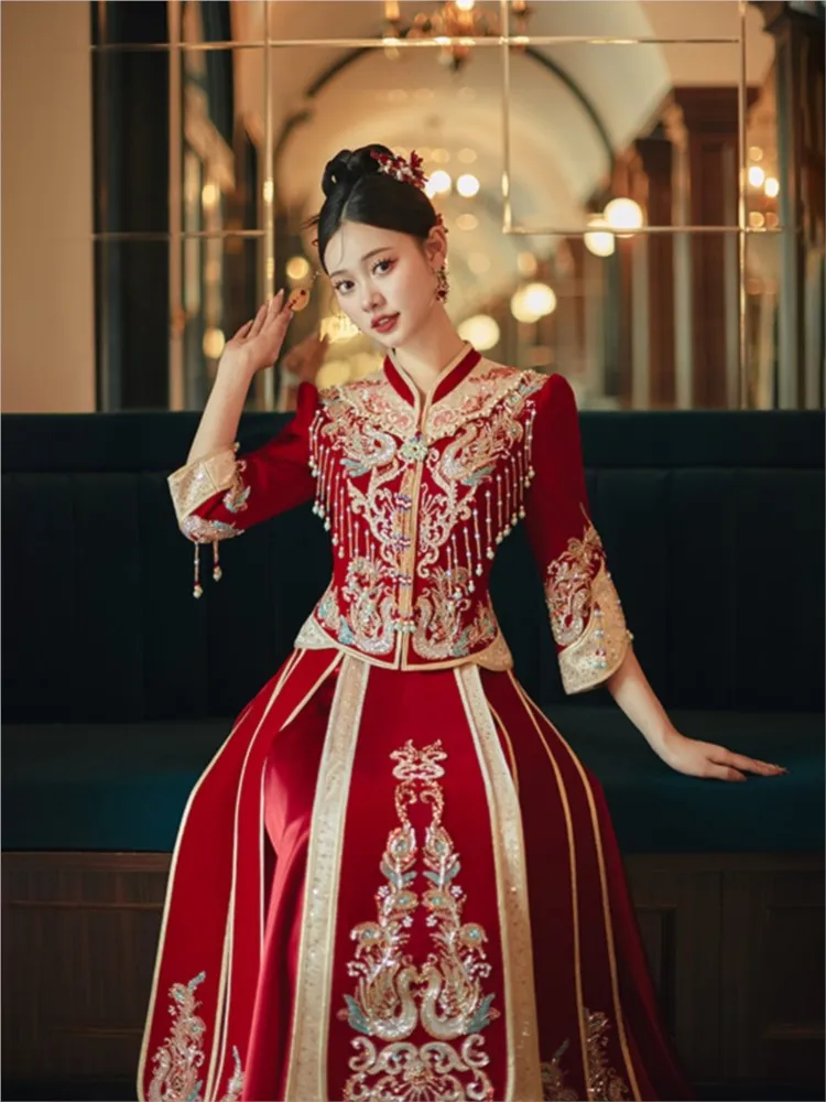 

The new bride's toasting dress wedding dragon and phoenix gown Chinese-style ceremony