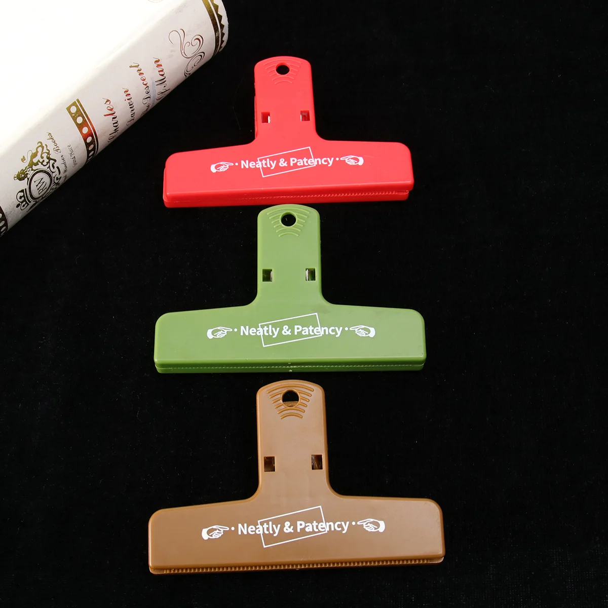 3pcs Bill Clips Simple Colorful Retro Plastic Schedule Book Clips for Office Home (Red, Green, Brown)